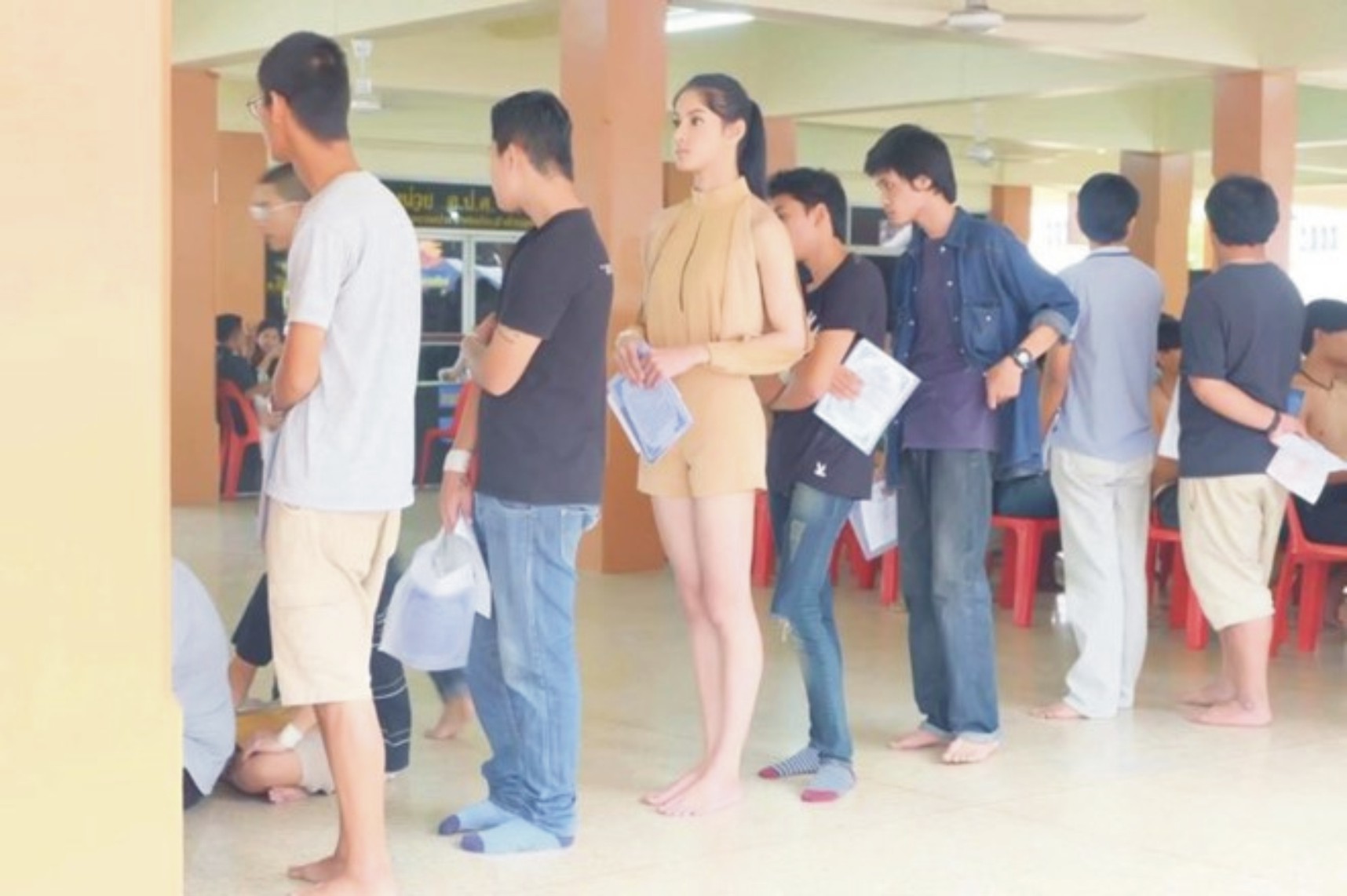 Hoa hậu chuyển giới Thái Lan nổi bật trong khám nghĩa vụ quân sự  泰國服兵役體檢 變性小姐引人注目