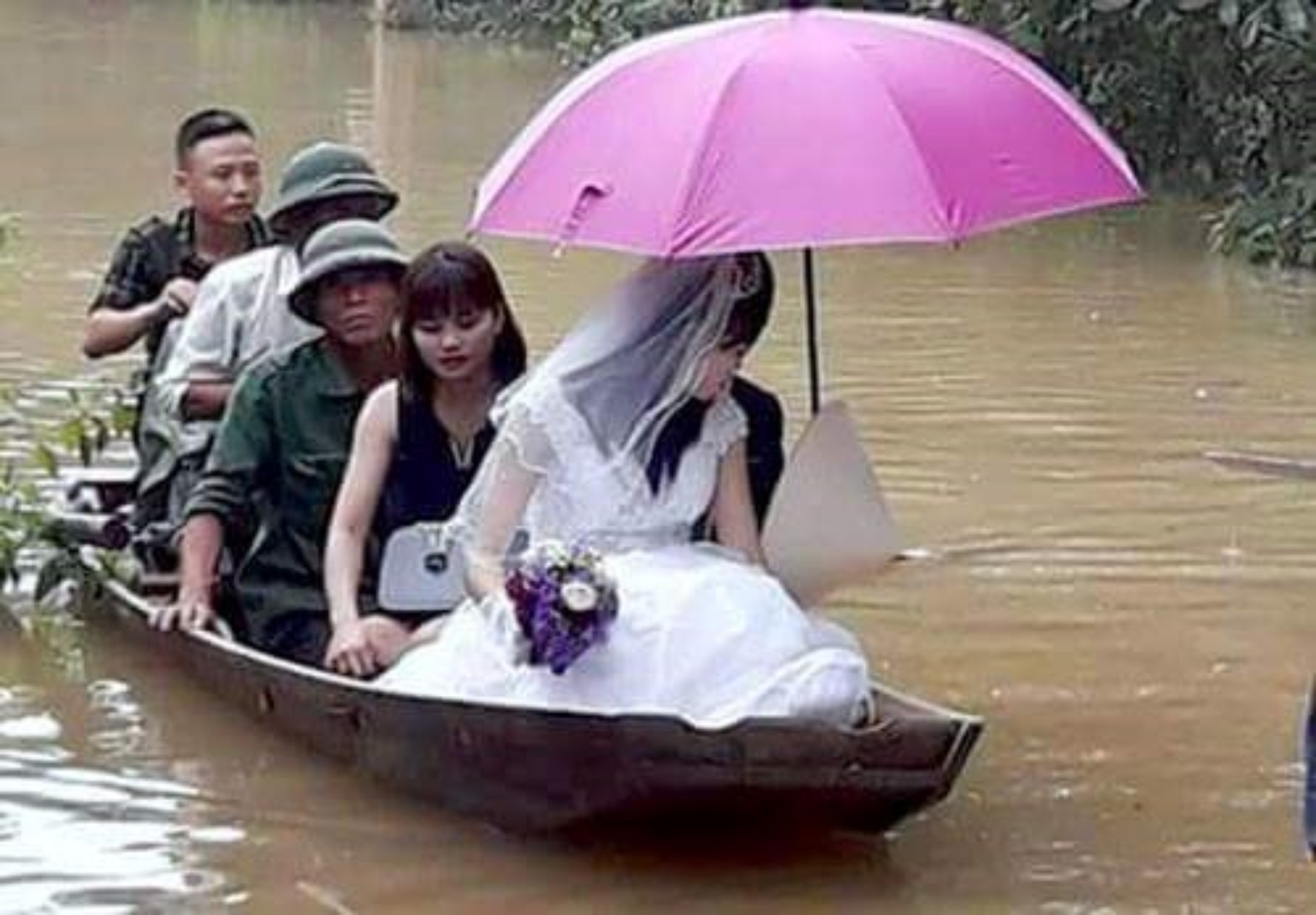 Chú rể rước dâu bằng thuyền trong mưa lũ Hà Tĩnh 越南河靜 新郎坐船冒風雨迎接