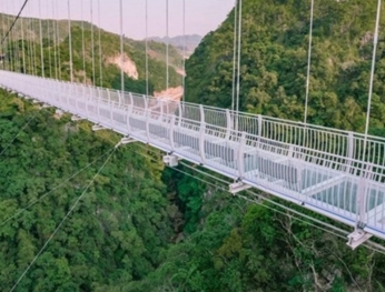 Cây cầu kính dài nhất thế giới thu hút giới truyền thông quốc tế  世界最長人行玻璃橋受到國際媒體的關注